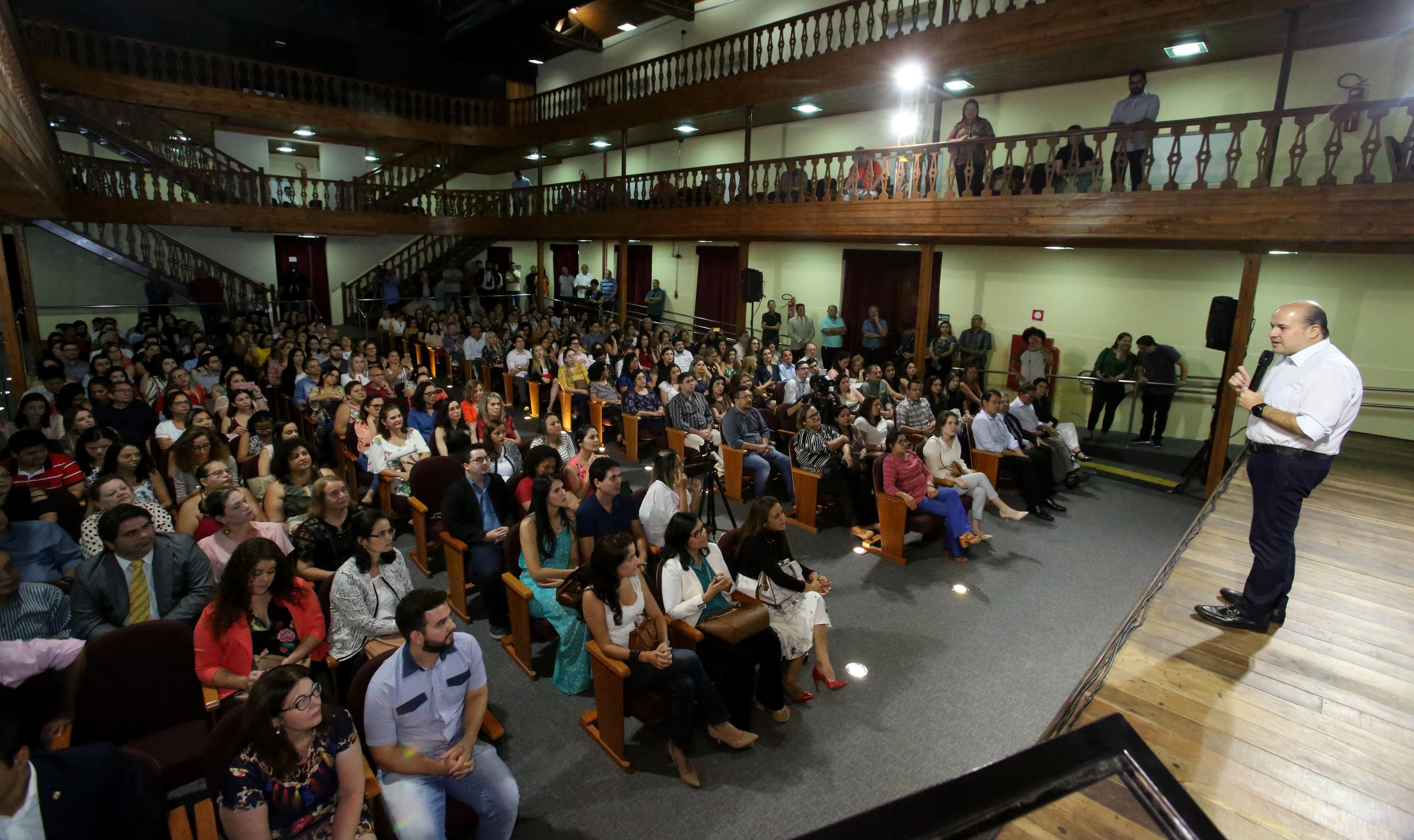 interior do teatro são josé, mostrando a plateia